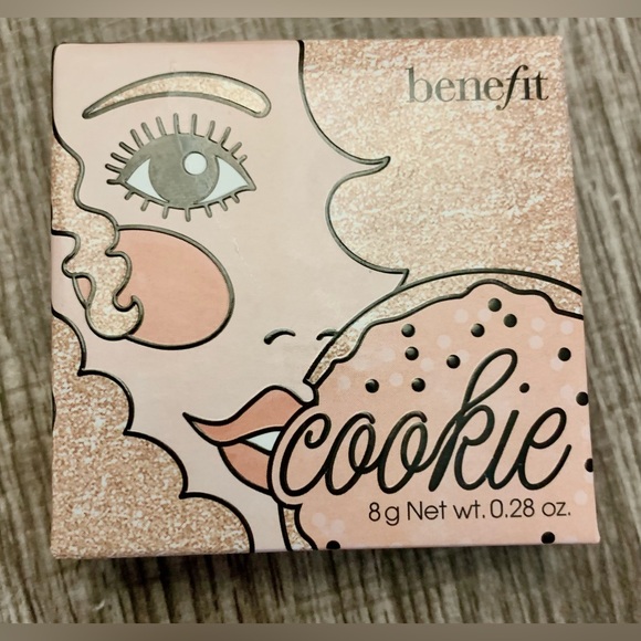 Benefit- radiant, shimmering powder. Can be used on eye, cheeks, forehead…. - Picture 2 of 3